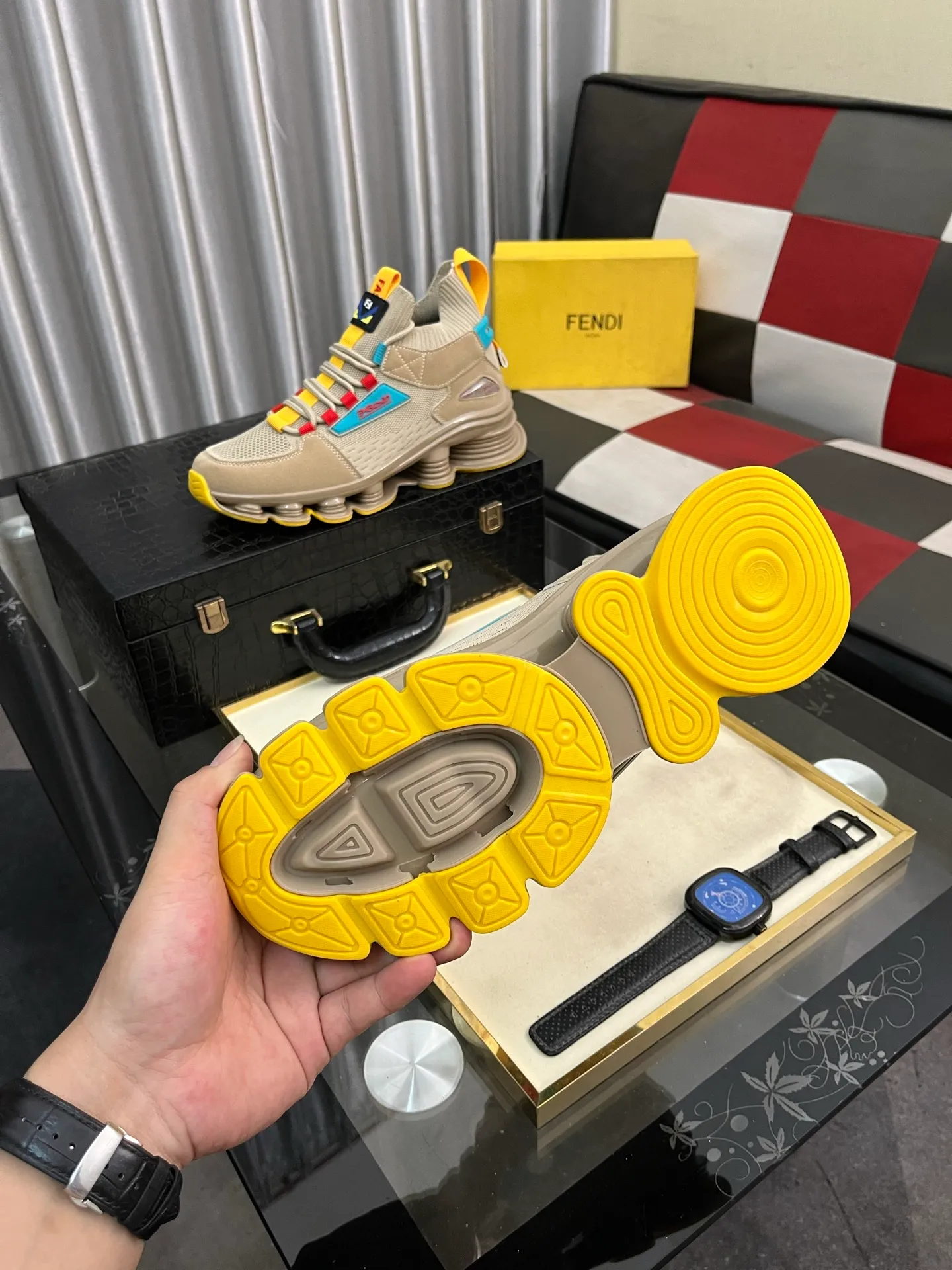 Men's Men's Shoes💰458⌚️⌚️[FENDI] Fendi's classic and comfortable men's, this complex sneaker is made of soft calfskin➕genuine leather lining➕original ultra-light rubber material with rough outsole. This unique light style is suitable for the casual and refined sensibility of this season. It is comfortable and natural on the feet. It is an everyday style for casual travel in autumn and winter! 38−442️⃣colors available
